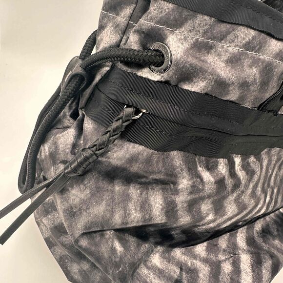 Lululemon Om Zig Zag Chevron Black Gray Pattern Tote Style Bag One Size NEW - Picture 6 of 10